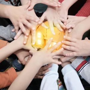Community builders illustration, Losevsky Photo and Video / Shutterstock.com