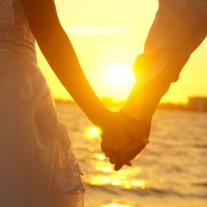 Bride and groom on beach, szefei / Shutterstock.com