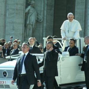 Couples gathered in St. Peter’s Square received a blessing from Pope Francis on Feb. 14. RNS photo: Eyal Baruch (www.eyalos.com)