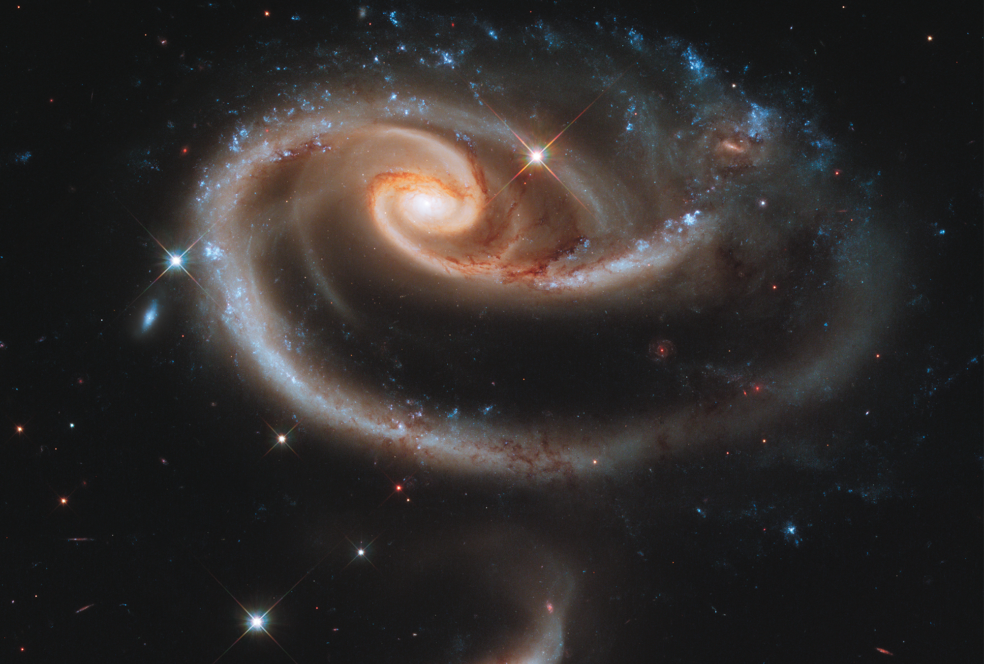 Galaxies that form the shape of a rose