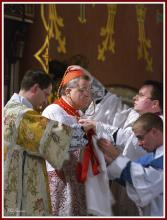 Solemn vesting of Cardinal Burke. Image courtesy Phil Roussin/Flickr.