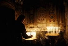 An Armenian woman lights a candle in remembrance of the Armenian genocide. Photo via REUTERS / Amir Cohen Photo via REUTERS / Amir Cohen