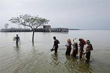 Padmapukur, Banglasdesh. © Jonas Bendiksen/Magnum Photos, 2009. Padmapukur, Banglasdesh. © Jonas Bendiksen/Magnum Photos, 2009.