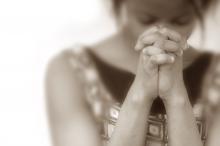 Praying woman, EML / Shutterstock.com Praying woman, EML / Shutterstock.com