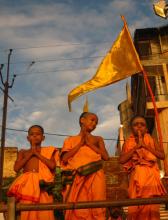 Hindu monks on the banks of the Ganges River on September 17, 2008 in Varanasi, India. Image via Tracing Tea / Shutterstock Hindu monks on the banks of the Ganges River on September 17, 2008 in Varanasi,