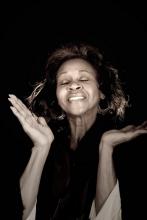 Woman worshiping,  John Wollwerth / Shutterstock.com