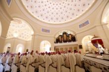 U.S. Conference of Catholic Bishops gathers for Mass. Photo via RNS/by Nancy Phelan Wiechec, courtesy of Catholic News Service