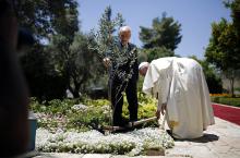 Pope Francis and Israel’s President Shimon Peres plant an olive tree in Jerusalem. Photo by REUTERS / Amir Cohen / RNS Photo by REUTERS / Amir Cohen / RNS