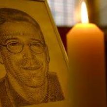 Illustration of Daniel Pearl at a London memorial service. Via Getty Images. 