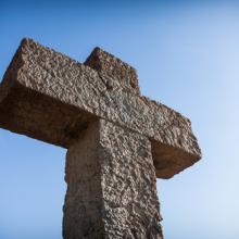 Photo: Cross, © Roman Tsubin / Shutterstock.com