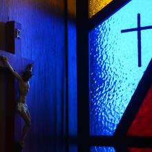 Stained glass window & crucifix, benztsai / Shutterstock.com