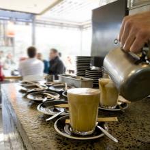 Cafe scene, kgelati / Shutterstock.com