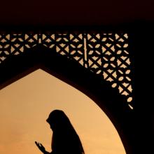 Muslim woman praying, wong yu liang  / Shutterstock.com