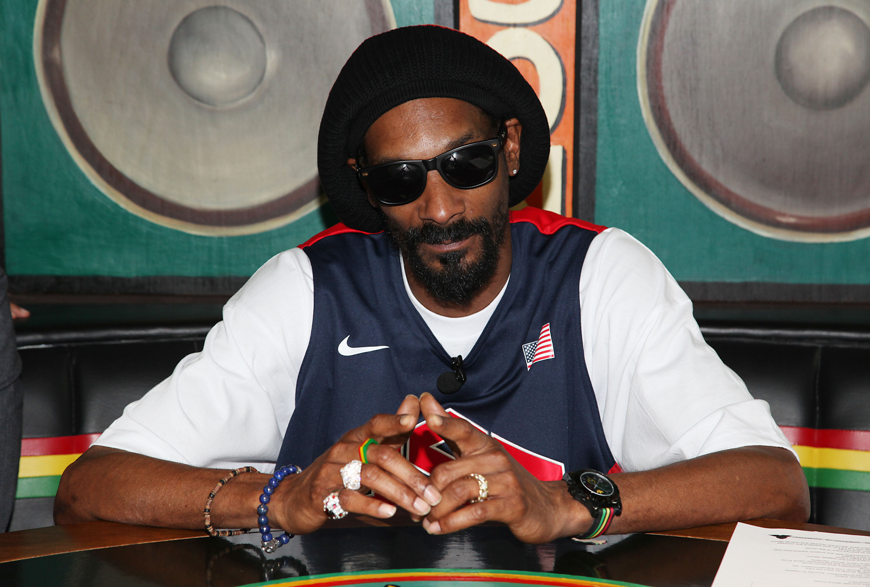 snoop dogg changes name to snoop lion