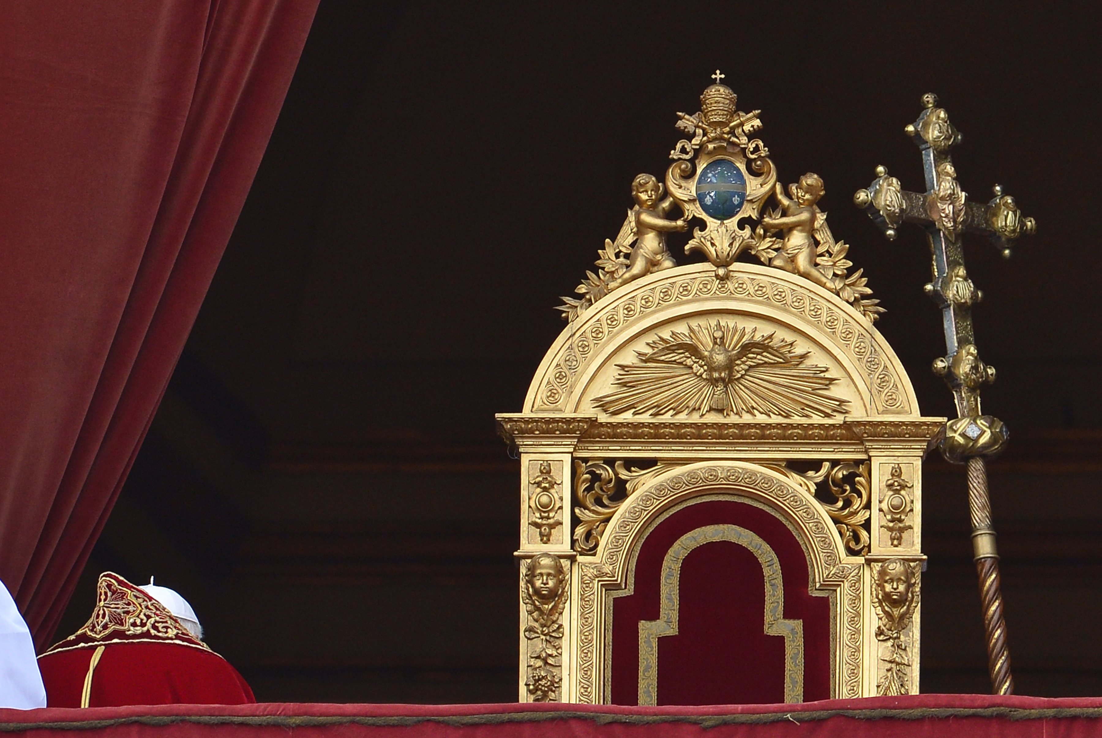 Тройной венец папской роскоши. Throne Pope. Храм седевакантистов. The Pope's Chair.