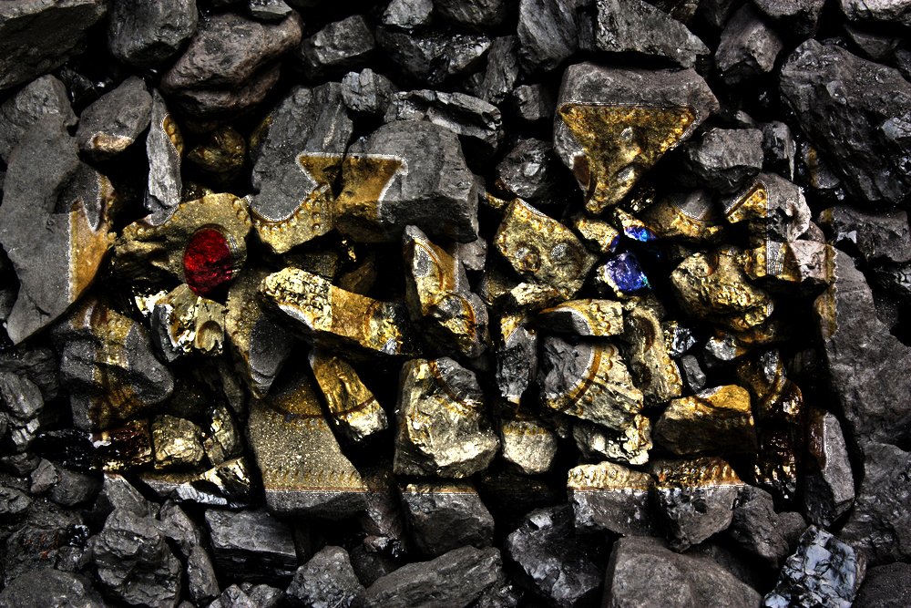 Золото из угля. Каменный уголь антрацит. Золото каменный уголь. Блестящий каменный уголь. Черный камень похожий на уголь.
