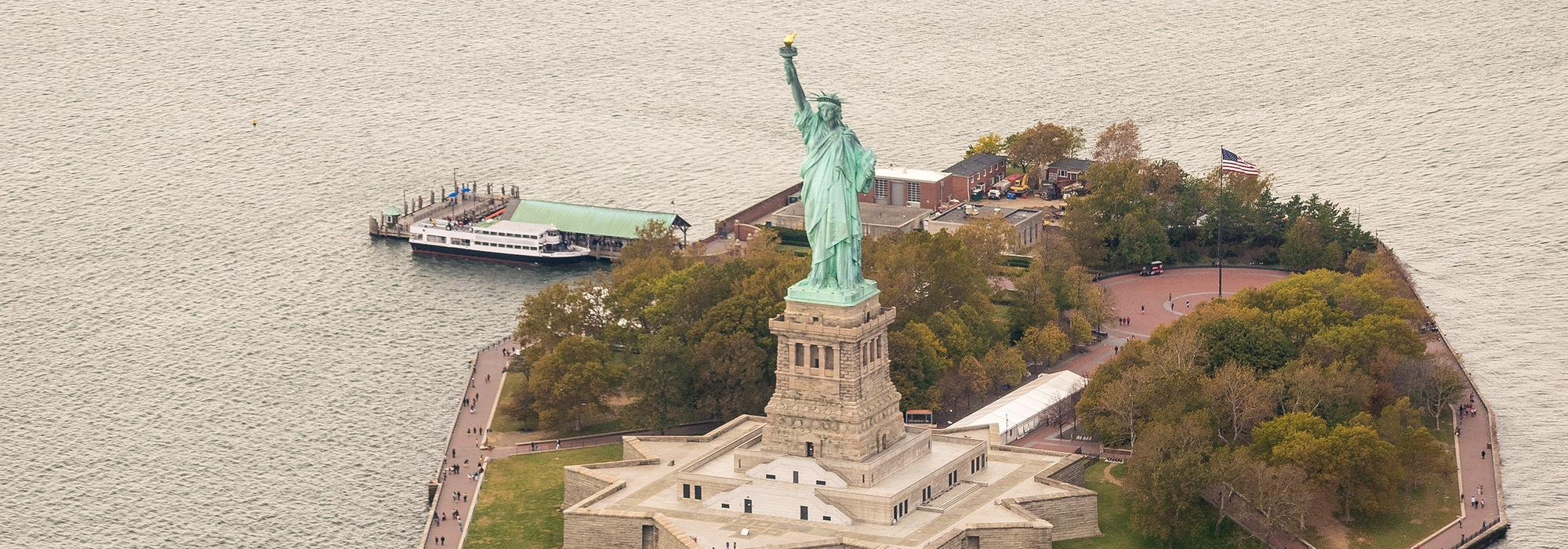 Элис острова. Остров Эллис Нью Йорк. Национальный монумент острова Эллис. Эллис США. Остров свободы Нью-Йорк.
