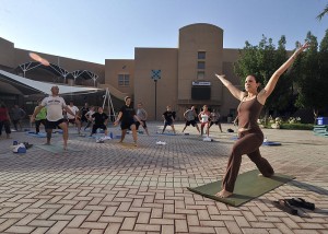 800px-US_Navy_101108-N-8977L-001_Sara_Ukley,_a_morale,_welfare_and_recreation_fitness_instructor,_teaches_yoga_during_a_health_fair_and_aerobic-a-thon