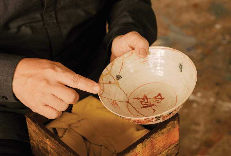 Mako Fujimura holds a bowl with golden kintsugi cracks. 