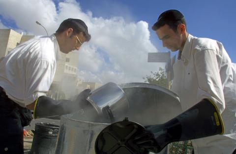 Ultra-Orthodox Jews rinse kitchenware in steaming, boiling water to make it kosher. Photo by David Silverman/Newsmaker Photo by David Silverman/Newsmaker
