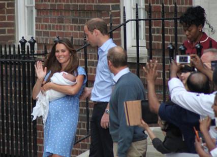 Prince William and Duchess Kate of Cambridge leave the hospital with Prince George. Photo via RNS court. Flickr/Christopher Neve
