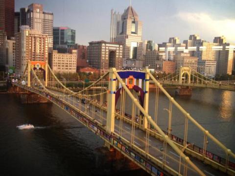 At the project’s completion, almost 600 handmade panels covered the Andy Warhol Bridge. Photo: KnittheBridge.wordpress.com