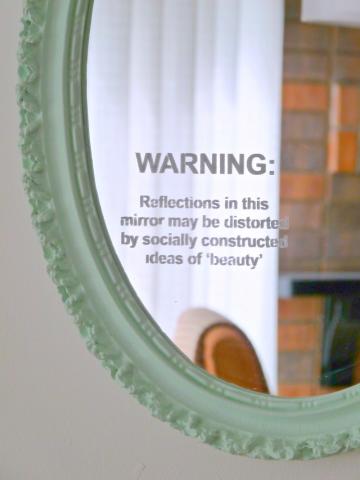 DIY mirror project via Dans Le Townhouse Blogspot DIY mirror project via Dans Le Townhouse Blogspot