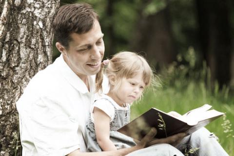 Photo: Dad and daughter reading the Bible, KonstantinChristian / Shutterstock.com KonstantinChristian / Shutterstock.com