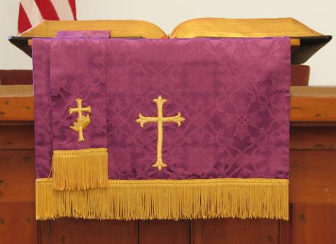 Church pulpit with flag behind, Christina Richards / Shutterstock.com Church pulpit with flag behind, Christina Richards / Shutterstock.com