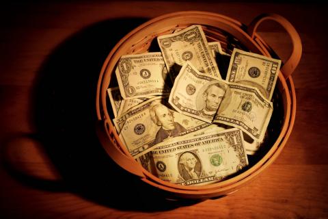 Giving basket, Suzanne Tucker, Shutterstock.com Giving basket, Suzanne Tucker, Shutterstock.com