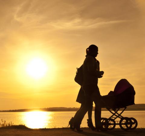 Women with baby carriage, vonzolomon / Shutterstock.com Women with baby carriage, vonzolomon / Shutterstock.com