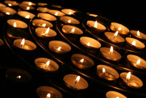 Photo: Candle vigil, © Canoneer/ Shutterstock.com Photo: Candle vigil, © Canoneer/ Shutterstock.com