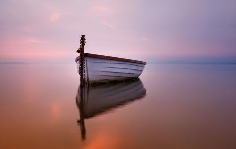 Boat on a silent sea, Hofhauser / Shutterstock.com Boat on a silent sea, Hofhauser / Shutterstock.com