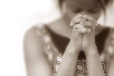 Praying woman, EML / Shutterstock.com Praying woman, EML / Shutterstock.com