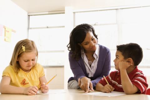 Teacher mentoring students, iofoto / Shutterstock.com Teacher mentoring students, iofoto / Shutterstock.com