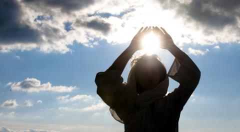 Young woman meditating, Luna Vandoorne / Shutterstock.com Young woman meditating, Luna Vandoorne / Shutterstock.com