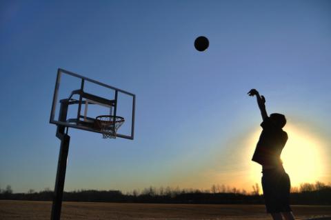 Photo: Silhouette of teen shooting a basketball, © Mark Herreid / Shutterstock.com © Mark Herreid / Shutterstock