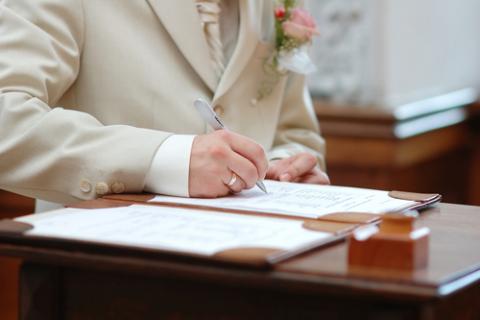 Photo: Marriage license, © MNStudio / Shutterstock.com Photo: Marriage license, © MNStudio / Shutterstock.com
