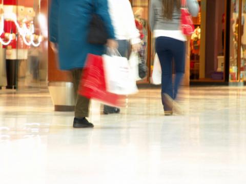 Photo: Holiday shopping, © Infomages / Shutterstock.com Photo: Holiday shopping, © Infomages / Shutterstock.com