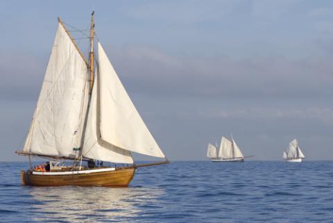 Three ships on a calm sea, © Nadezhda Bolotina / Shutterstock.com Three ships on a calm sea, © Nadezhda Bolotina / Shutterstock.com