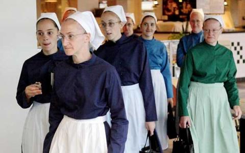 Amish women enter the federal courthouse in Cleveland. RNS photo by Marvin Fong/The Plain Dealer RNS photo by Marvin Fong/The Plain Dealer