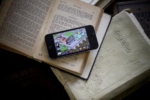 Are cell phones used in worship as tools of listening or of distraction? Photo by Jeremy Harmon | The Salt Lake Tribune Are cell phones used in worship as tools of listening or of distraction? Photo b