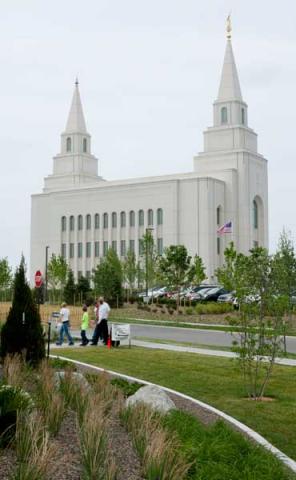 American flag hanging from a Kansas City, Mo., Mormon temple. RNS photo by Sally Morrow RNS photo by Sally Morrow