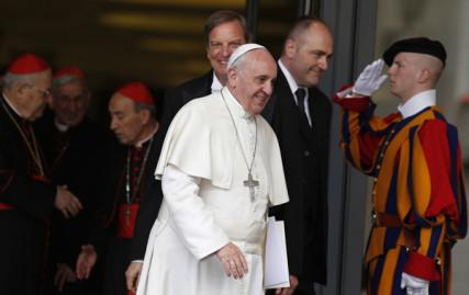A Swiss Guard salutes Pope Francis. Photo by Paul Haring, courtesy of Catholic News Service. Via RNS