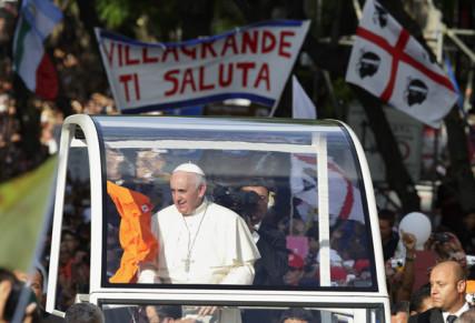Pope Francis arrives to meet youth in Cagliari, Sardinia. Photo: Via RNS. By Paul Haring/courtesy Catholic News Service
