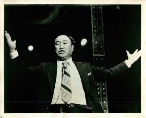 Gesturing enthusiastically, the Rev. Sun Myung Moon delivers a sermon. (Date unknown) RNS photo by Chris Sheridan (Date unknown) RNS photo by Chris Sheridan