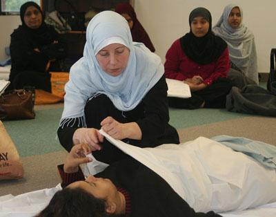 Deidre "Nusaybah" Ritchie demonstrates how to prepare Muslim bodies for burial at conference. RNS photo by Andrea Useem RNS photo by Andrea Useem