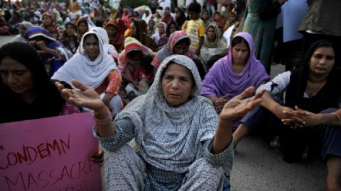 Pakistani Christian women pray for victims of suicide attack on a church in Peshawar. Photo: AP