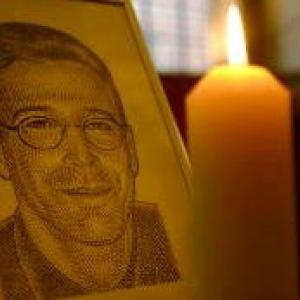 Illustration of Daniel Pearl at a London memorial service. Via Getty Images. 
