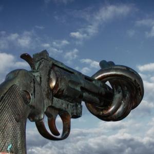 Non-Violence Gun Sculpture in Sweden. Image by Francois Polito via Wiki Commons.